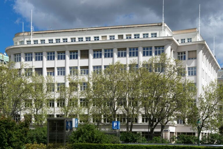 Bürogebäude am Otto Wagner Platz, Bäume, Wien-Alsergrund