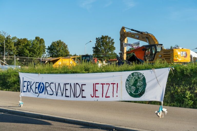 Protestcamp auf der Baustelle der Stadtstraße mit Banner "Verkehrswende jetzt!", Fridays For Future, Bagger