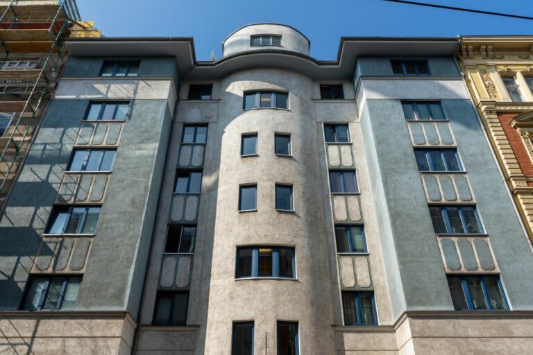 Wohnhaus im Stil der Postmoderne in Wien