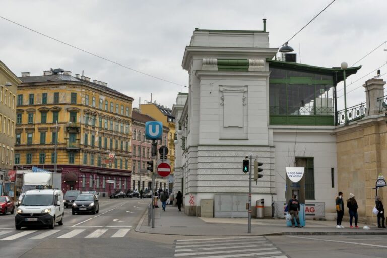 U6-Station "Gumpendorfer Straße", Mariahilfer Gürtel, Autos