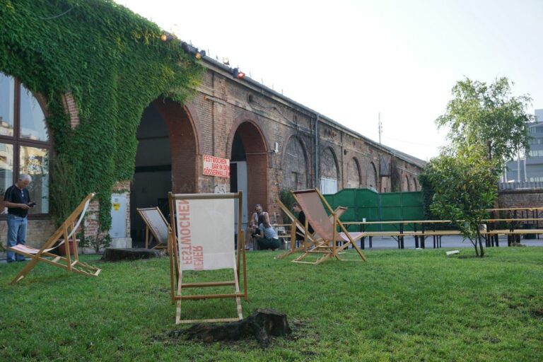 Backsteinhalle, Wiener Festwochen, Liegen, Rasen, Favoriten