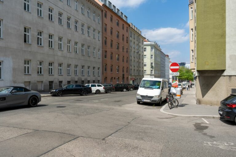 Kleistgasse, Mohsgasse, Kreuzung, Asphalt, Autos, Fasanviertel