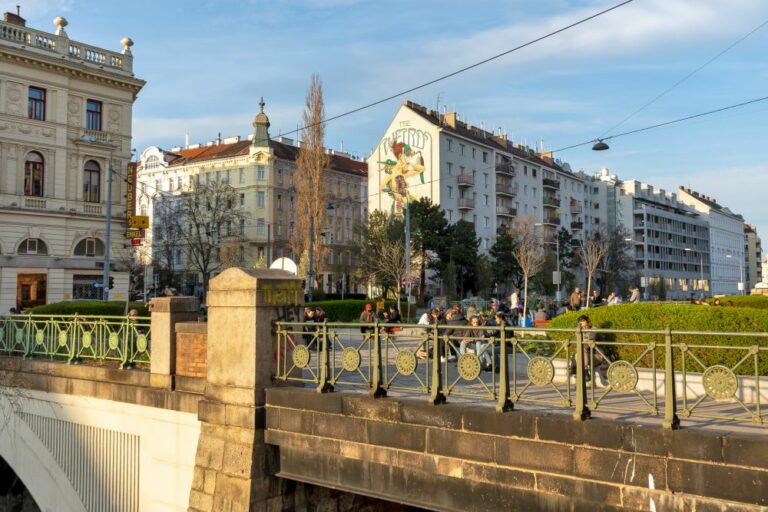 Brücke, Mariahilf, historisches Geländer, begrünt, autofrei