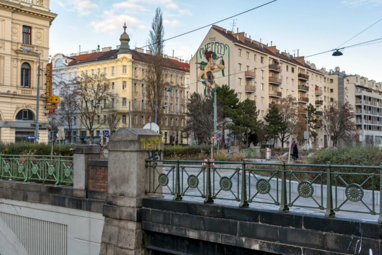 historische Brücke in Wien, Mariahilf, Margareten, autofrei, begrünt