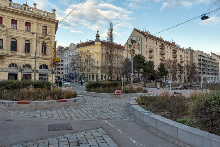 Brücke in Wien, Grünflächen, Pflastersteine, Sitze, Mariahilf, Linke Wienzeile