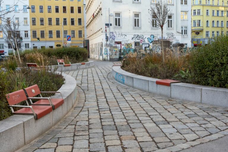 Brücke in Wien, Grünflächen, Pflastersteine, Sitze