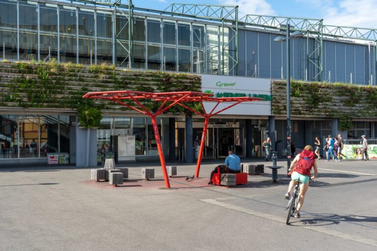 Spittelau, Radfahrerin, Mann sitzt im Schatten