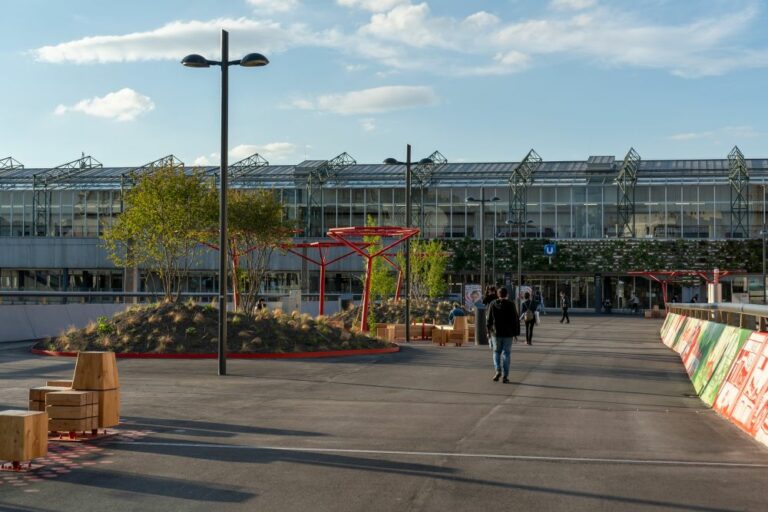 Spittelau, Brücke, Fußgänger, Bäume, U-Bahn-Station