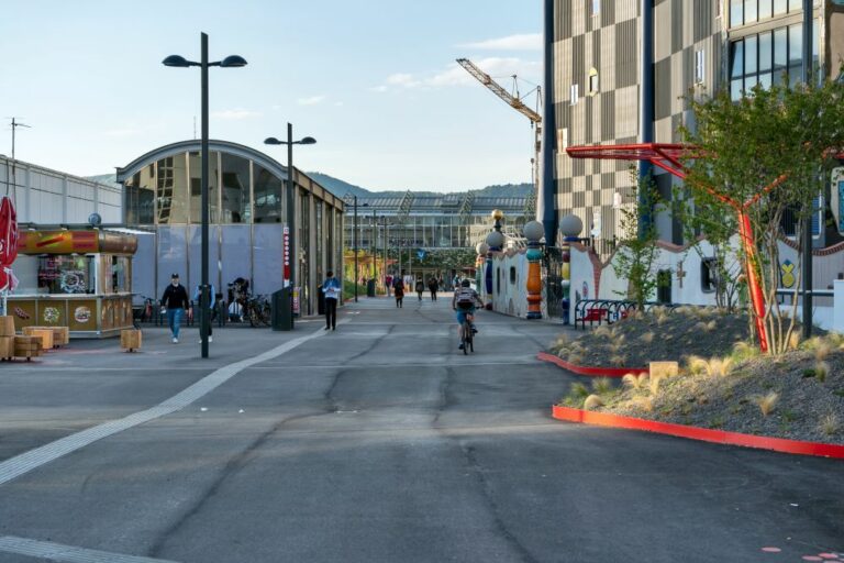 Spittelau, Asphalt, Radfahrer, Fußgänger, Bäume