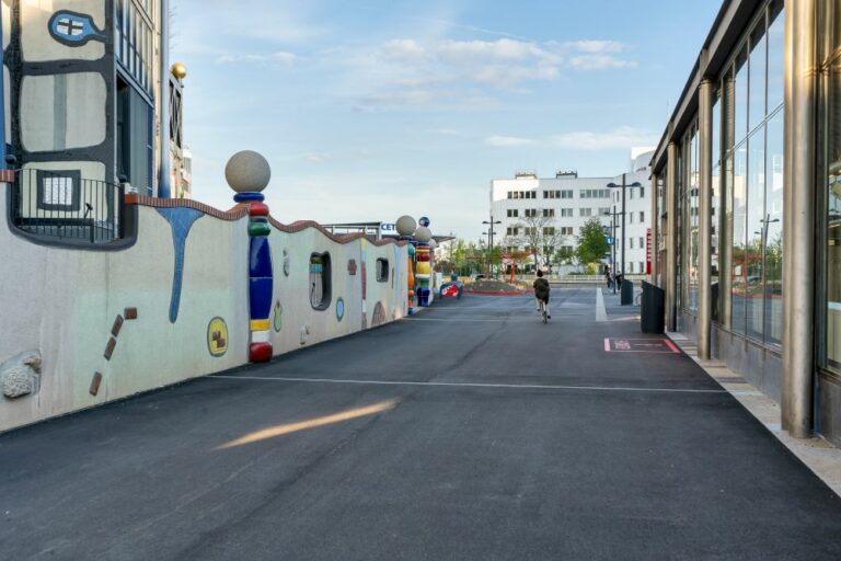 Spittelau, Hundertwasser, Mauer, Asphalt, U-Bahn-Station