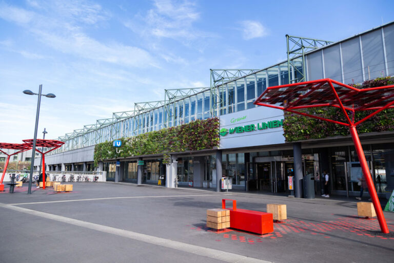 U-Bahn-Station, Spittelau, U4, U6, ÖBB, Vorplatz, Fassadenbegrünung, Wiener Linien