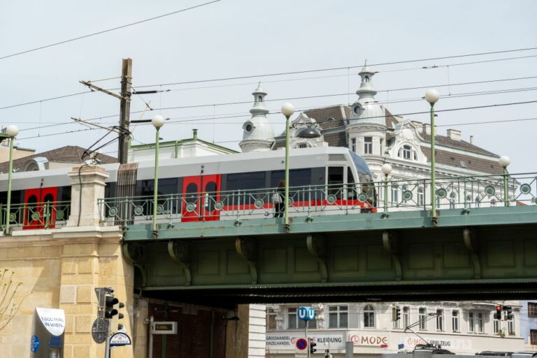 U-Bahn fährt über eine Brücke am Mariahilfer Gürtel, Wien