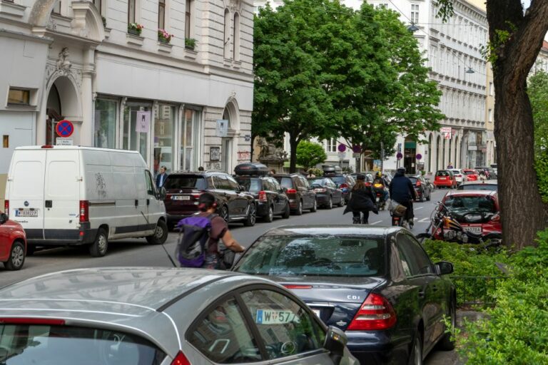 Autos und Radfahrer in der Burggasse, Wien-Neubau