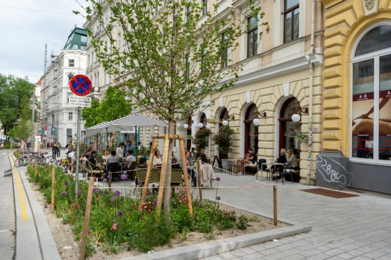 Burggasse, Ruth-Klüger-Platz, Begrünung, breiter Gehsteig, Schanigarten