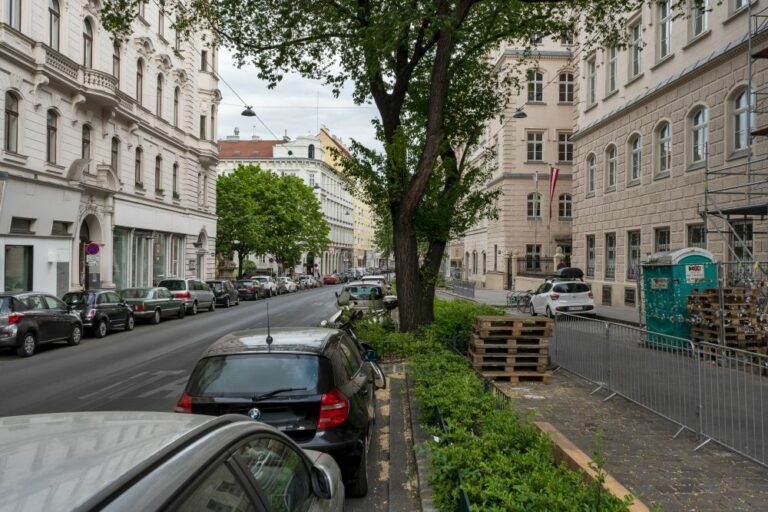 Burggasse, Schule, Notre Dame de Sion, Parkplätze, Bäume, Wien-Neubau