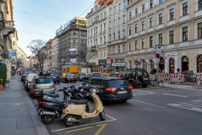 Burggasse, Wien-Neubau, Autos, Mopeds, Umbau