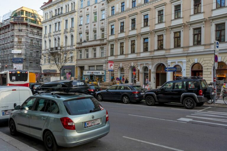 Autoverkehr in der Burggasse in Wien-Neubau