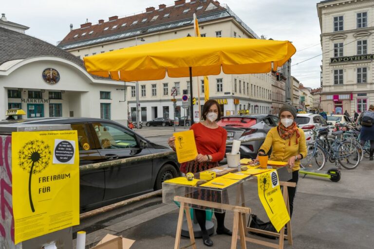 Infostand der Bürgerinitiative "Freiraum Naschmarkt", Kettenbrücke