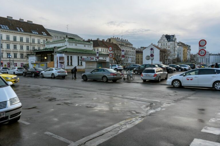 Kettenbrücke, U-Bahn-Station, Wienzeile, Autos, Asphalt, nasse Fahrbahn