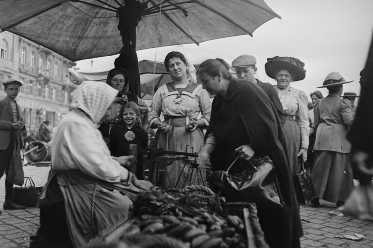 historische Aufnahme, Naschmarkt, Händlerinnen, Marktbesucherinnen, Wien