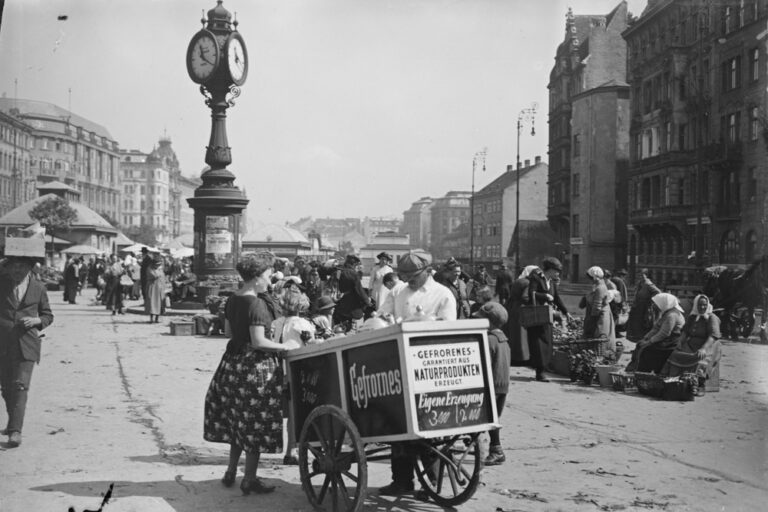 Marktstände, Wienzeile, historische Aufnahme, Händlerinnen, Eiswagen, Uhr