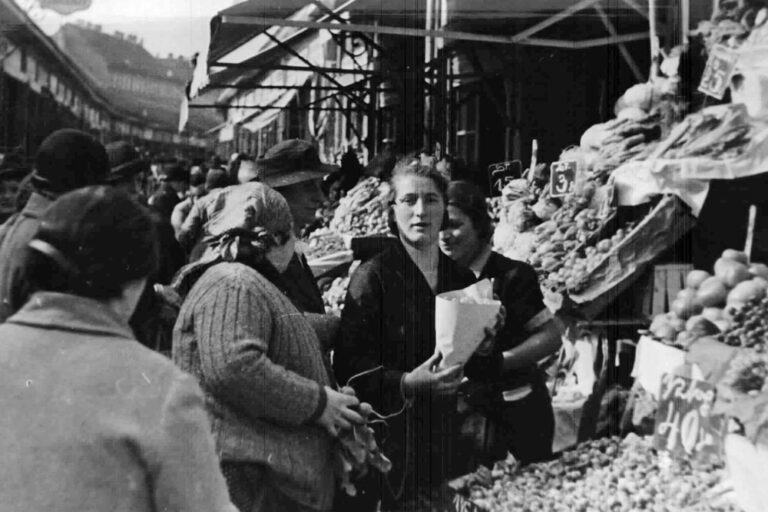 Frauen am Naschmarkt in den 1930ern