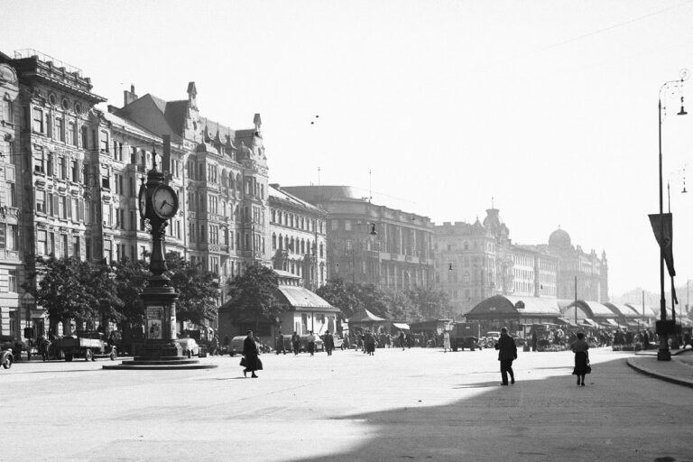 Naschmarkt, historische Aufnahme, Uhr, Marktstände, Wienzeile