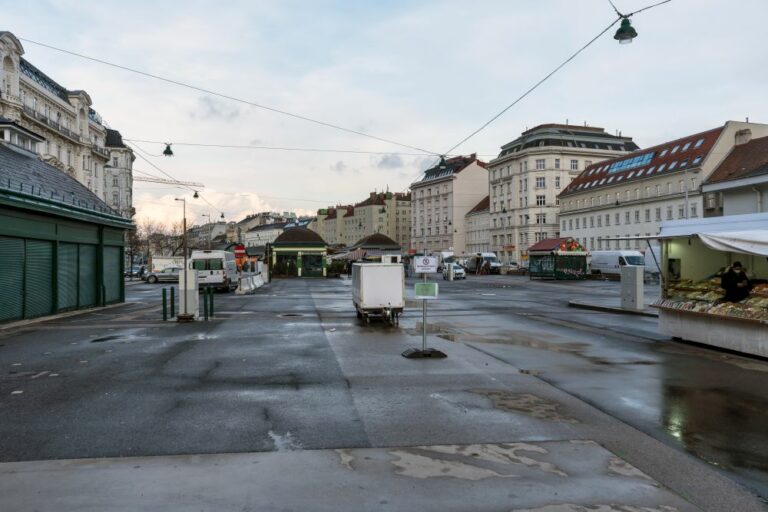 Naschmarkt, Asphalt, Marktstände