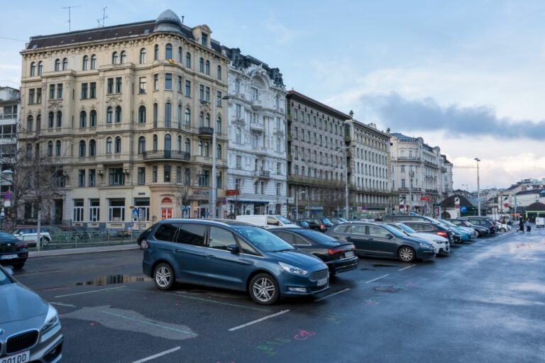 Autos, am Naschmarkt-Parkplatz, Jugendstilhäuser, Mariahilf, Wien