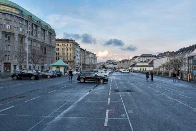 Naschmarkt-Parkplatz, Wienzeile, Asphalt, Autos