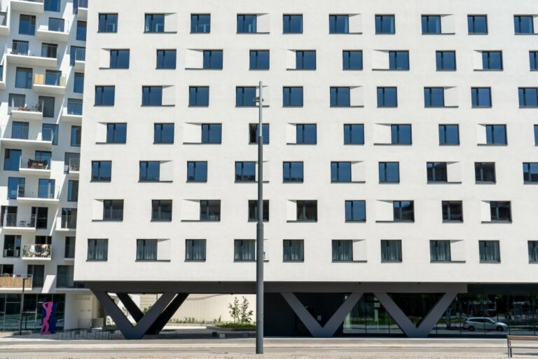 Hotel in der Nähe des Wiener Hauptbahnhofs, Frontalblick auf die Fassade