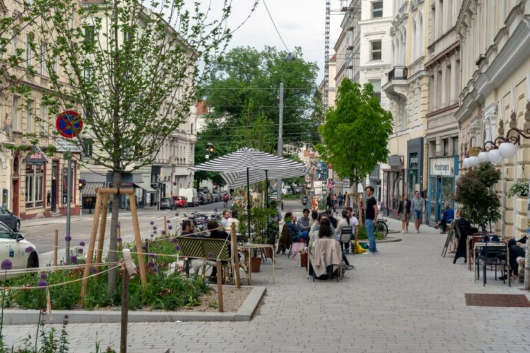 neugestalteter Platz mit Bäumen an der Burggasse