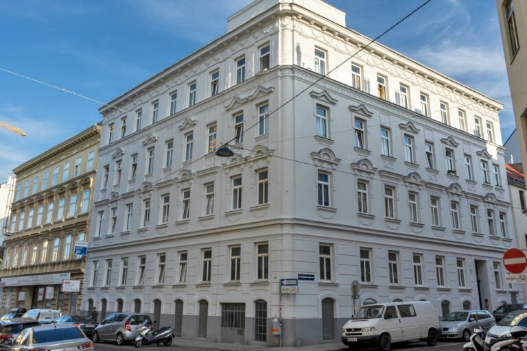 Gründerzeithaus, Wien-Währing, Fassadendekor links original und rechts rekonstruiert