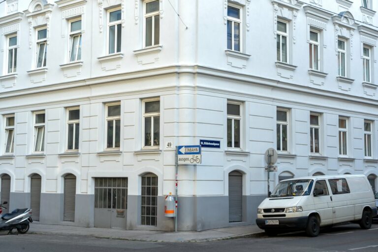 Erdgeschoßfassade des Gründerzeithauses Ecke Staudgasse/Hildebrandgasse, nach der Sanierung, Wien-Währing