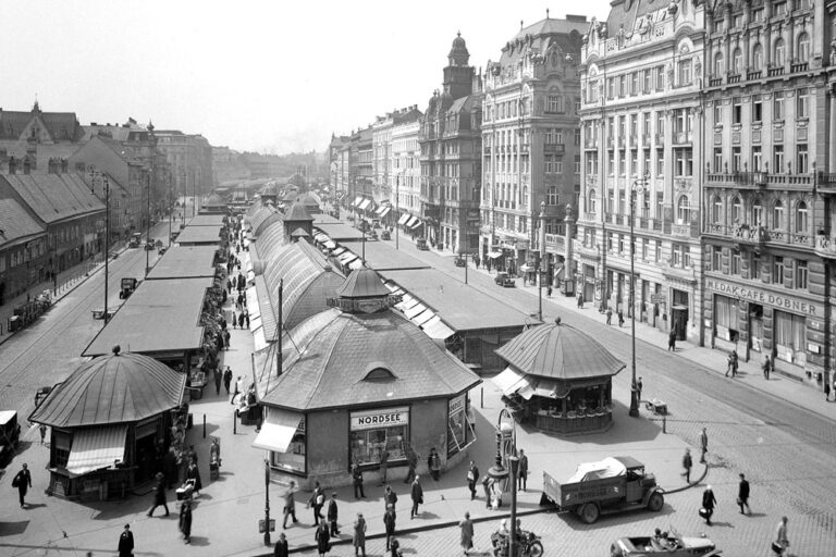 historische Aufnahme des Naschmarkts, Wienzeile, 1930er, Automobile