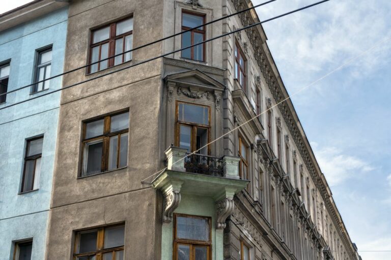 Gründerzeithaus, Fassade, Ecke Gudrunstraße/Humboldtgasse, 1100 Wien