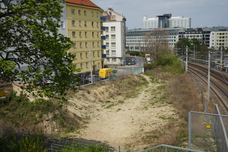 Brachfläche im Fasanviertel, S-Bahn, Bäume, Sträucher, Häuser, Rennweg