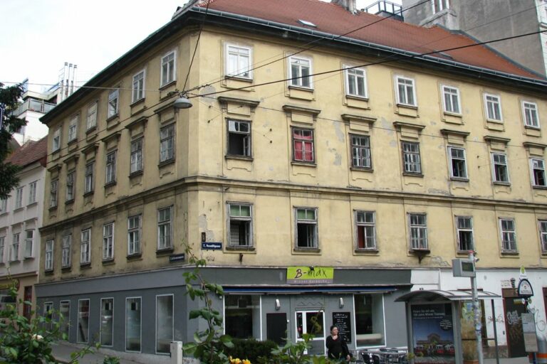 historisches Gebäude in Wien an der Ecke Neustiftgasse/Kellermanngasse, renovierungsbedürftige Fassade