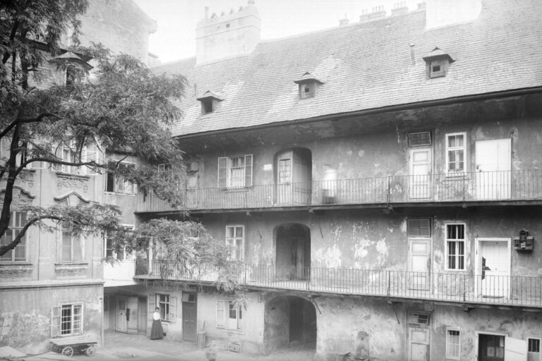 historische Aufnahme des Hauses in der Neustiftgasse 40, Hofseite