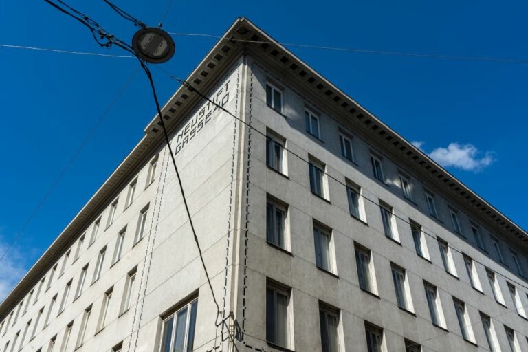 Wohnhaus in der Neustiftgasse 40, moderne Fassade, Ecke Döblergasse