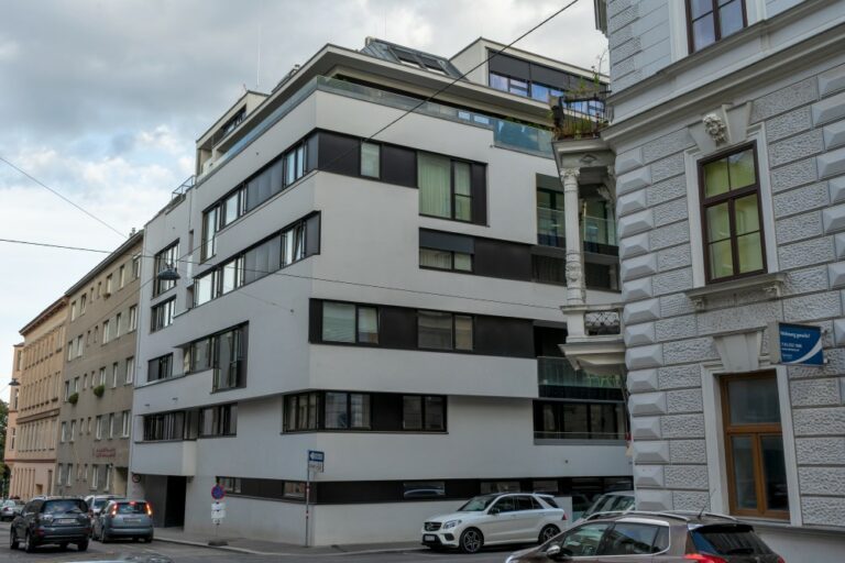 Wohnhaus an der Ecke Teschnergasse/Schopenhauerstraße, moderner Baustil, rechts Gründerzeithaus mit gegliederter Fassade und Stuck, Wien-Währing