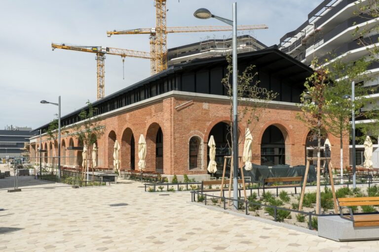 Gösserhalle nach Entkernung und Umbau, Bäume, Kräne, Baustellengitter, Bänke