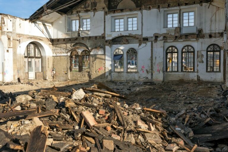 Gösserhalle nach dem Abriss, Schutt, Mauern