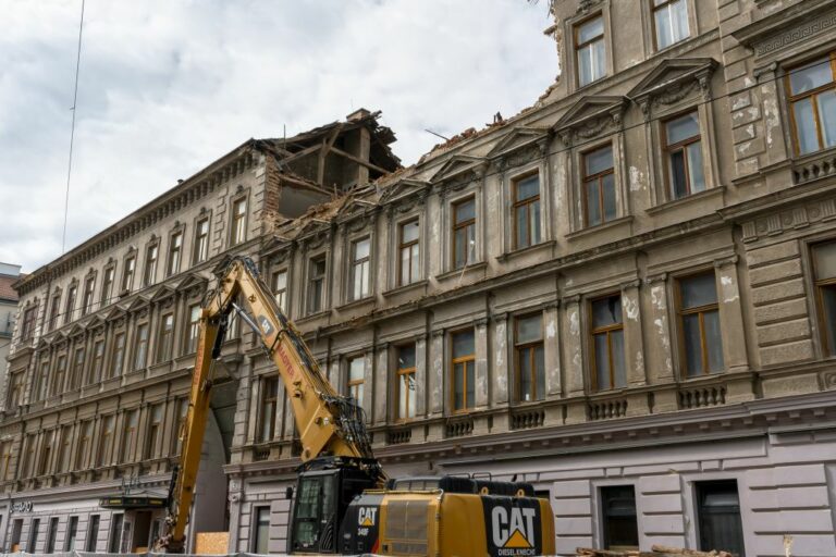 Gründerzeithaus in der Humboldtgasse 42-44 (Ecke Gudrunstraße) wird abgerissen, 1100 Wien