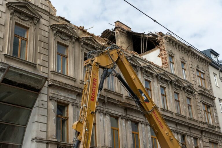 Gründerzeithaus in der Humboldtgasse 42-44 (Ecke Gudrunstraße) wird abgerissen, 1100 Wien