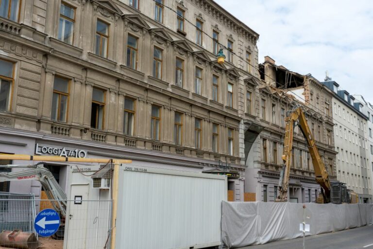 Gründerzeithaus in der Humboldtgasse 42-44 (Ecke Gudrunstraße) wird abgerissen, 1100 Wien