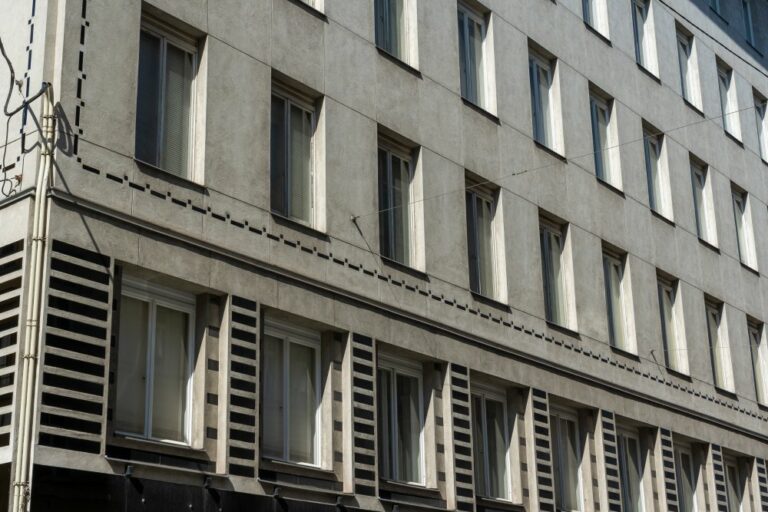 Fassade eines Hauses aus der Wiener Moderne, Neustiftgasse, Otto Wagner, Fensterraster