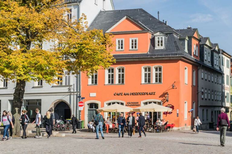 Fußgängerzone in Weimar, Deutschland, historische Gebäude