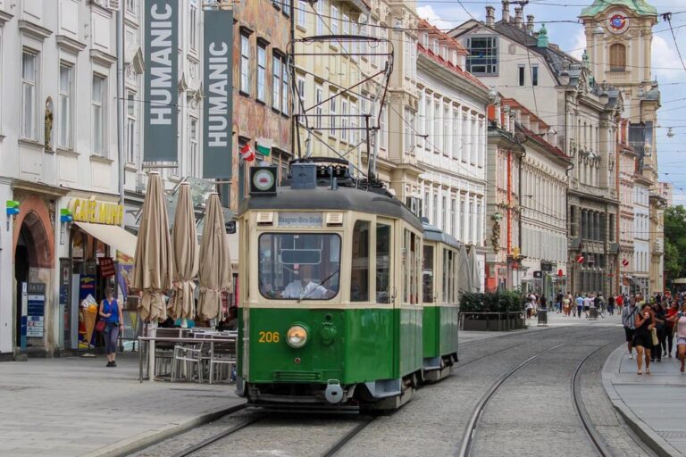 Straßenbahn in der Herrengasse in Graz