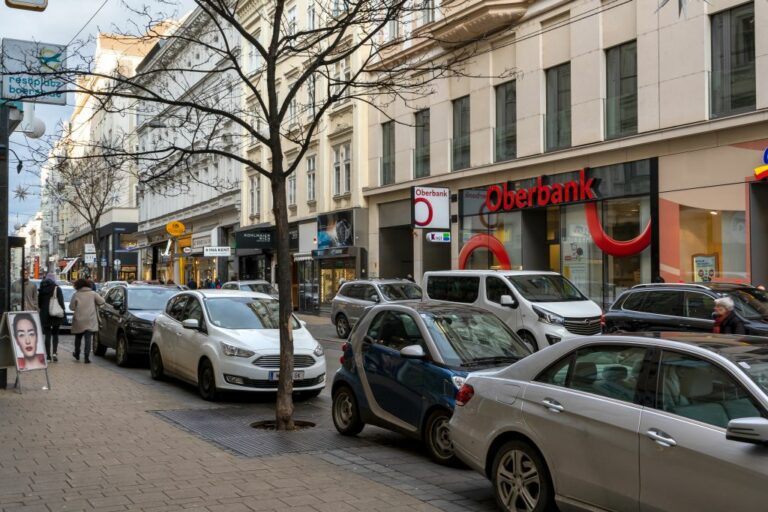 parkende Autos in der Neubaugasse